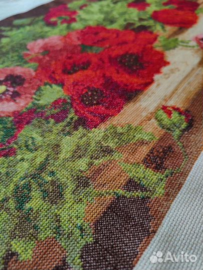 Картина вышитая крестом Маки на столе