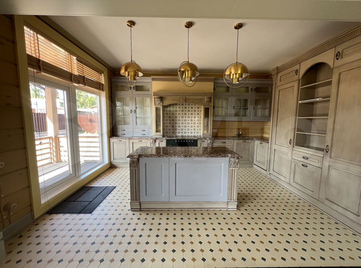 Коттедж 301 м² на участке 15 сот.