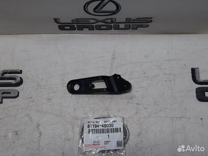 Кронштейн фары лев. перед. Lexus RX400h