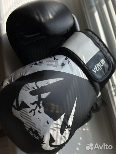 Боксерские перчатки