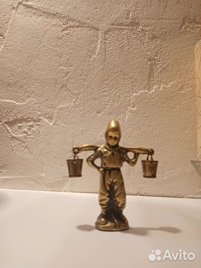 Мальчик с ведрами