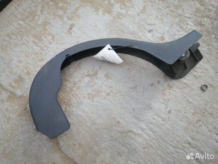 Накладка петли багажника левая Mercedes Benz C180