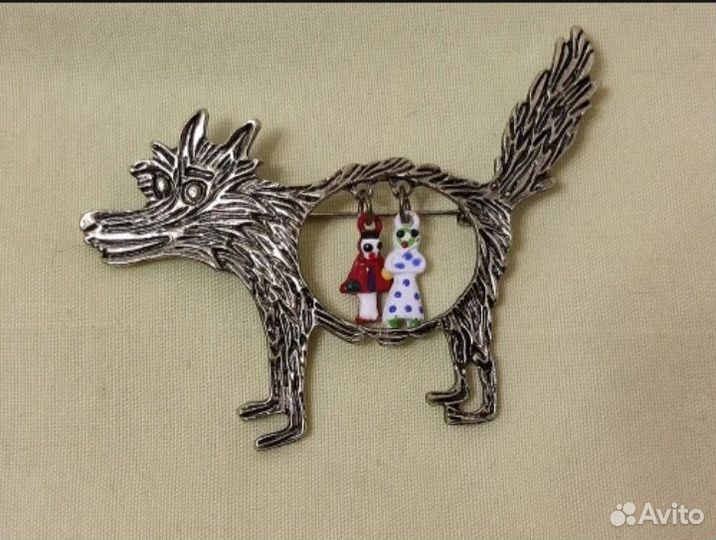 Брошь серый волк