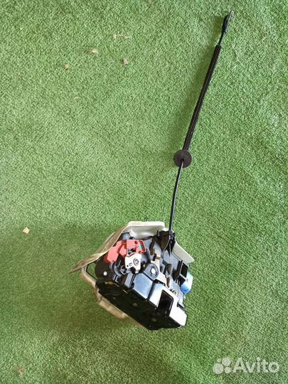 Замок двери передний левый Volkswagen Jetta седан