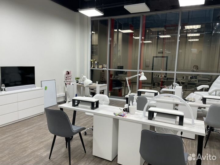 Требуется модель на маникюр