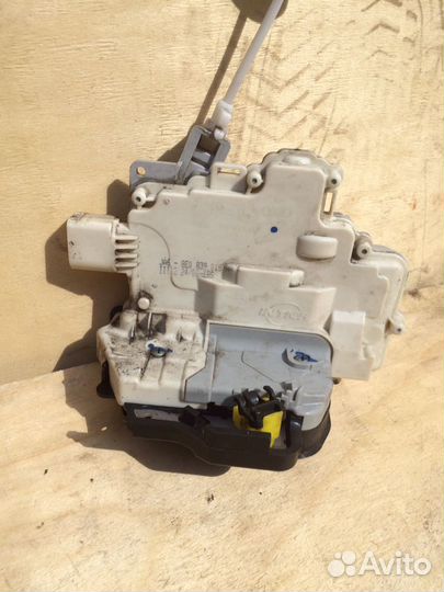 Замок задней Лёвой двери Audi A4 B7