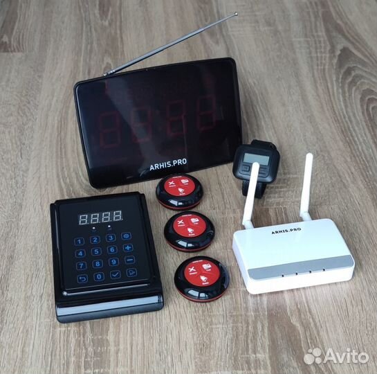 Кнопка вызова персонала, официанта, мастера и часы