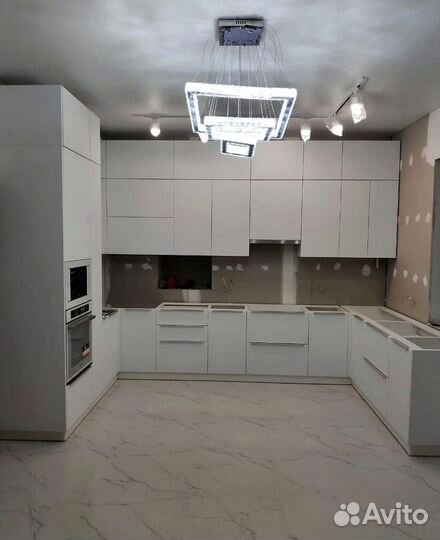 Кухни на заказ с практичными ящиками