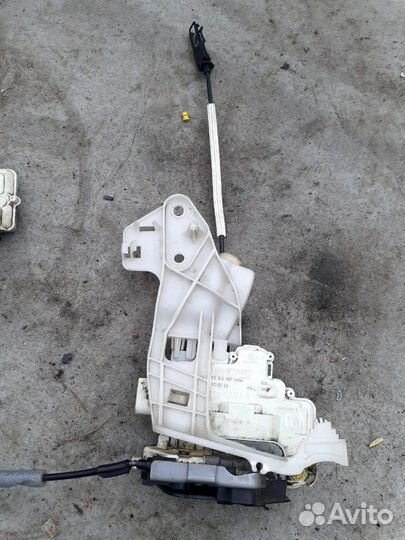 Замок двери Volkswagen Touareg NF