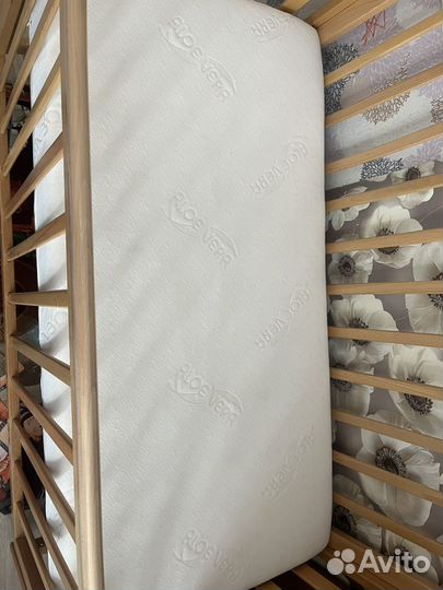 Детская кроватка с маятником и ящиком