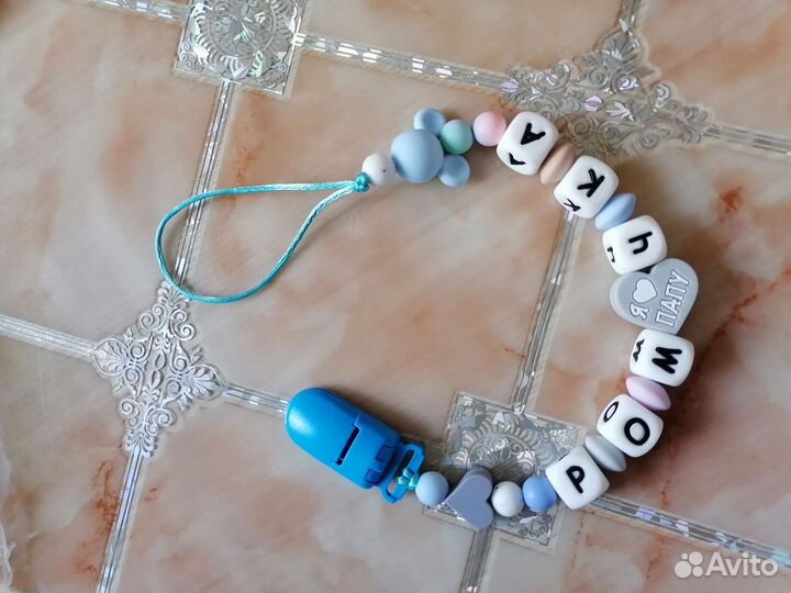 В наличии держатель для пустышки и грызунки