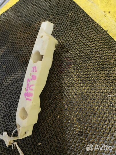 Крепление бампера переднее левое Nissan Presage