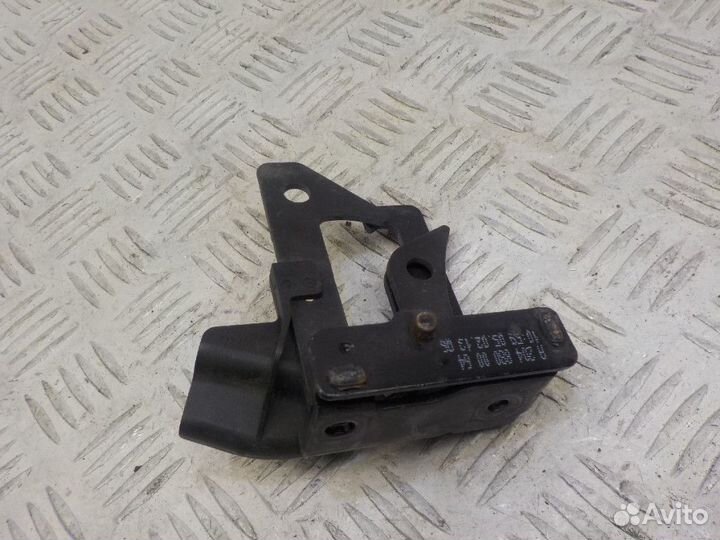 Крючок капота Mercedes-Benz C W204