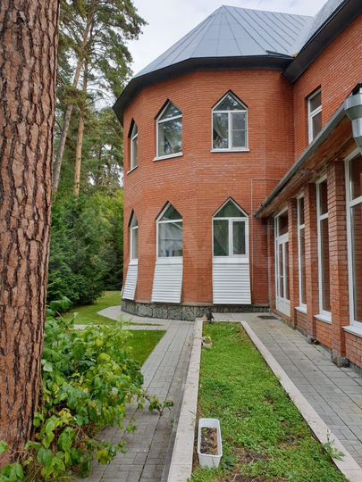 Коттедж 330 м² на участке 9 сот.