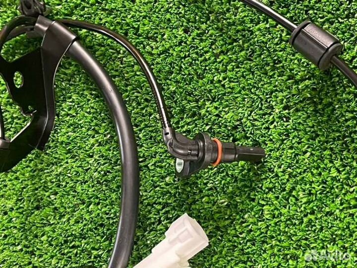 Датчик скорости передний левый Toyota Hilux