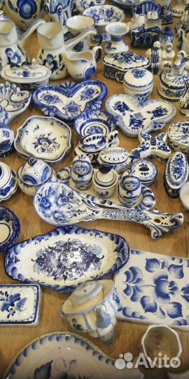 Статуэтки и посуда