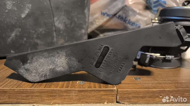 Кронштейн правый Audi 100C4 4A1805293B