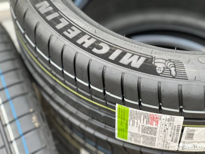 Michelin Pilot Sport 4 245/40 R19 и 275/35 R19 98Y