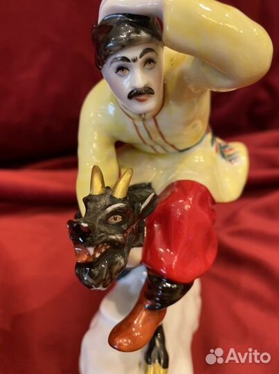 Статуэтка фарфоровая лфз Вакула на черте