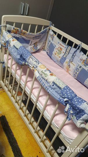 Детская кроватка с маятником