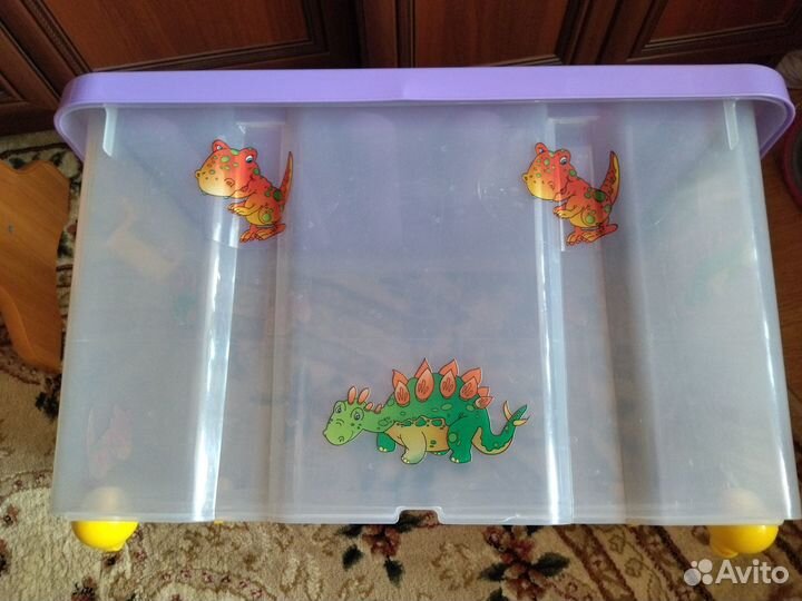 Ящик пластиковый с крышкой на колесиках