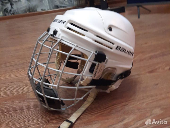 Хоккейный шлем