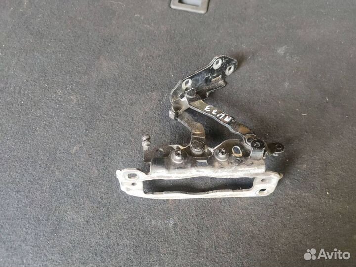 Петля капота левая Mercedes-Benz C-Класс W204/S204