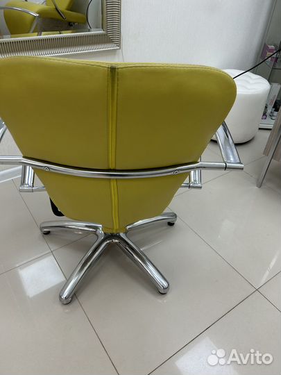 Два кресла и мойка парикмахерские