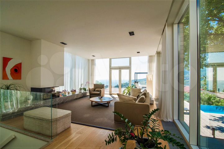 Дом 702 м² на участке 9 сот.