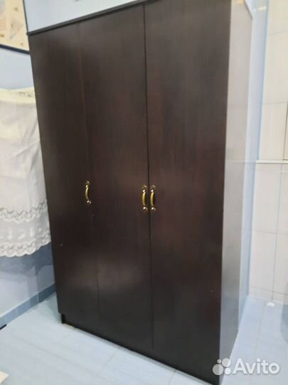 Шкаф распашной трехдверный