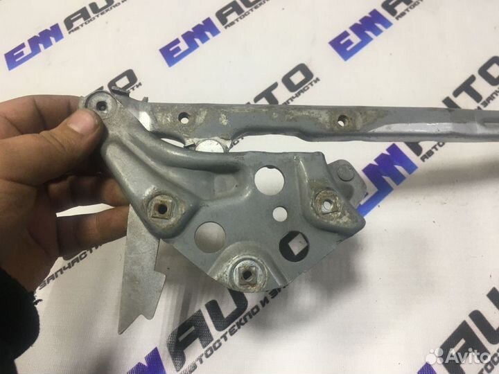 Петля капота правая Мерседес Бенз W210