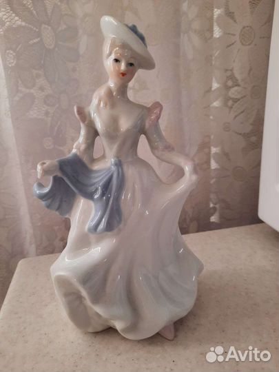 Статуэтка фарфор