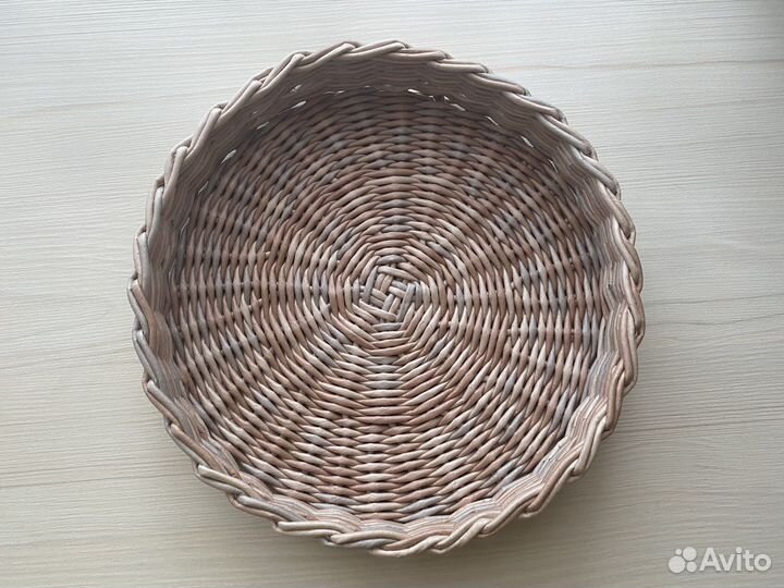Плетеный поднос из бумажной лозы