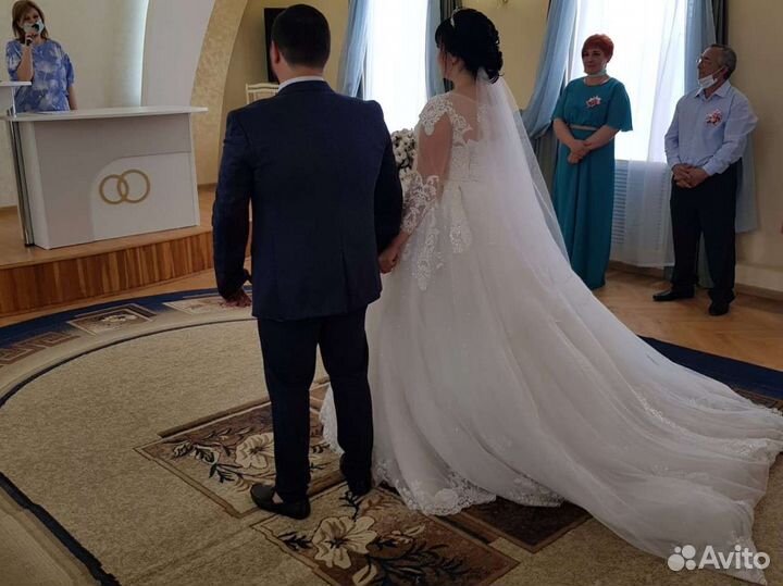 Свадебное платье со шлейфом