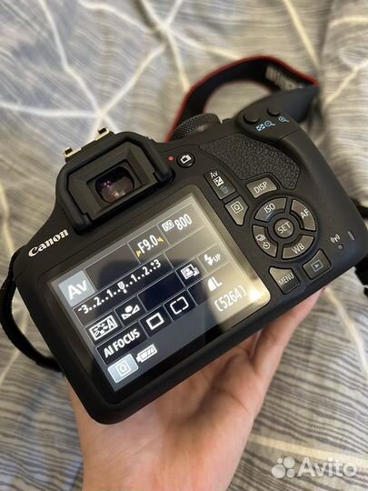 Зеркальный фотоаппарат Canon EOS 2000D