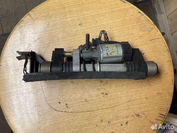 Моторчик в подголовник S500 W221 задний