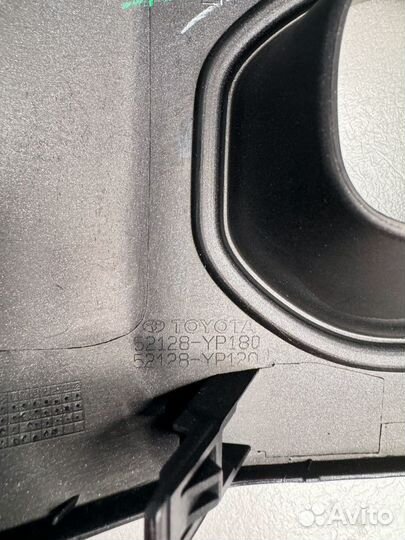 Левая накладка противотуманной фары Toyota Hilux 8