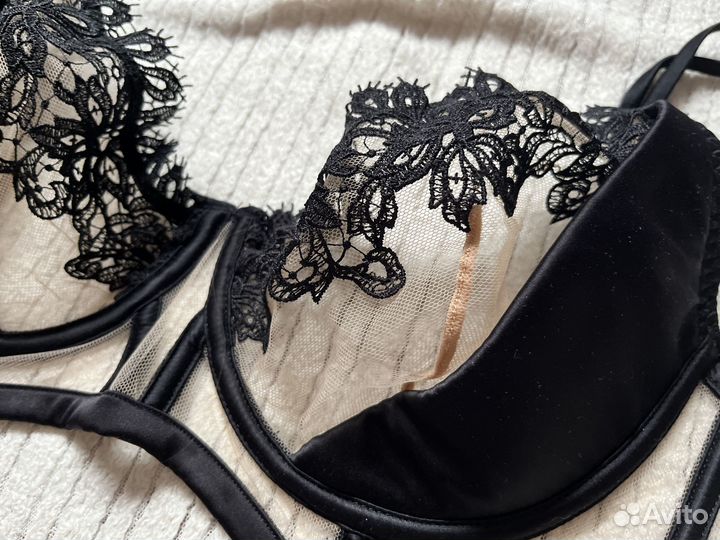 Телесный с черным бюстгалтер бренда 