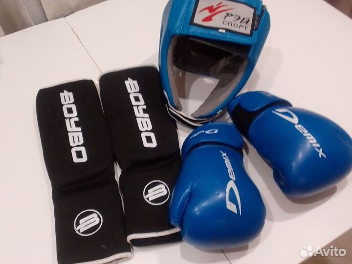 Боксерские перчатки, шлем, защита на ноги