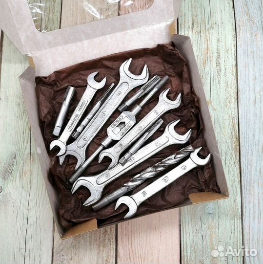 Реалистичные инструменты из шоколада