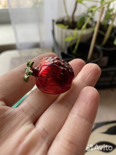 Брошь новая гранат