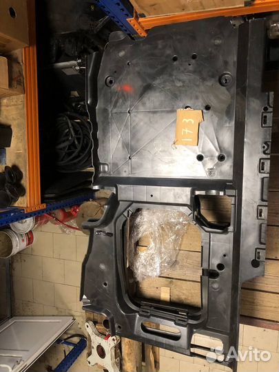 Передний правый пол Jeep GC WK2