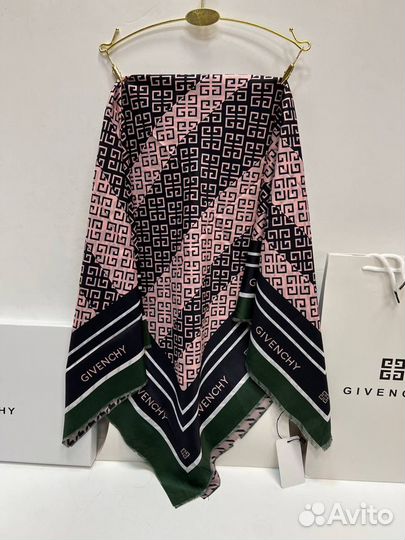 Шелковый платок Givenchy b-2157