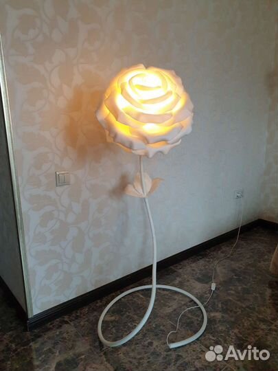 Светильник напольный, роза белая