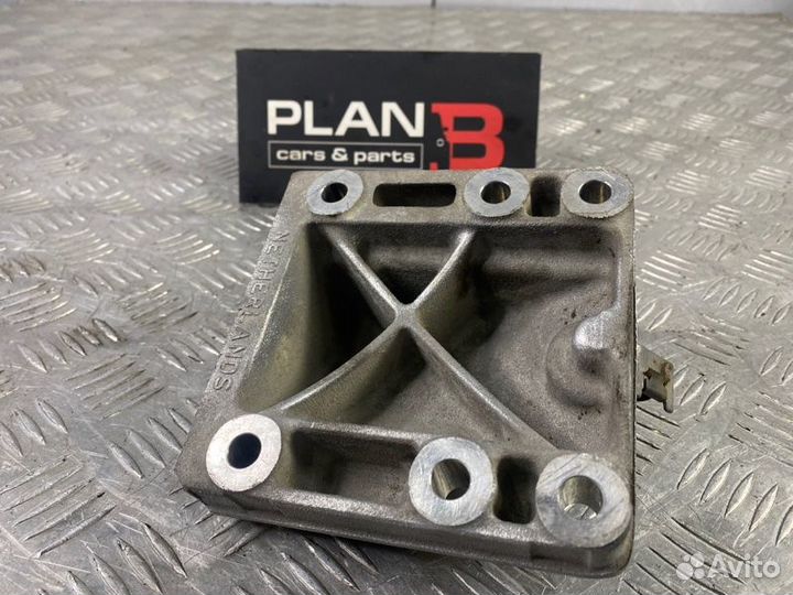 Кронштейн опоры двигателя правый Porsche Cayenne