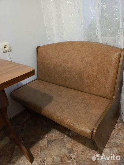 Кухонный уголок со столом