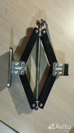 Домкрат автомобильный