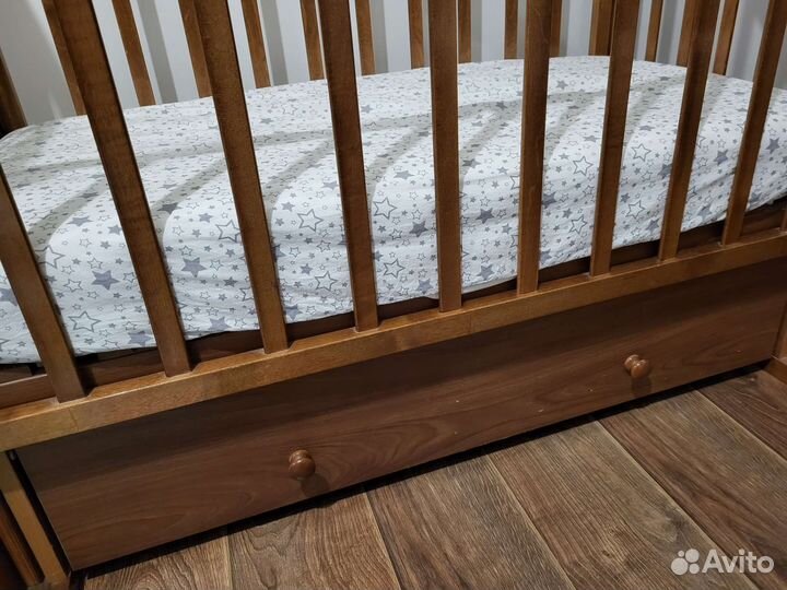 Детская кроватка с маятником и ящиком