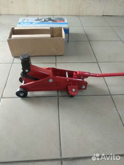 Домкрат гидравлический подкатной 2т
