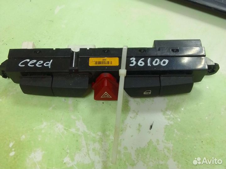 Кнопка аварийной сигнализации Kia Ceed ED G4FC 200